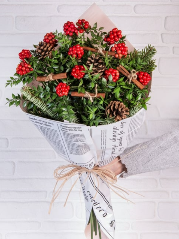 Antalya Çiçek Siparişi - Pembe Gazete Buketinde Kokina Yılbaşı Çiçeği