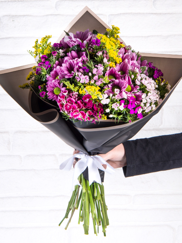 Antalya Çiçek Siparişi - Siyah Bükette Hüsnüyusuf ve Pembe  Papatya