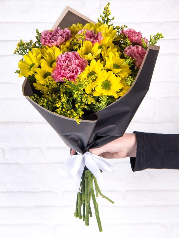  Antalya Çiçekçiler - Siyah Bükette Sarı Papatyalar ve Pembe Karanfil