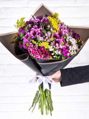 Antalya Çiçek Siparişi - Siyah Bükette Hüsnüyusuf ve Pembe  Papatya
