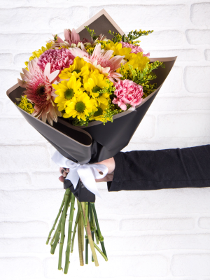  Antalya Çiçekçiler - Siyah Bükette Sarı Papatyalar ve Pembe Karanfil ve Pembe Gerberalar