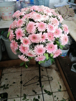 Antalya Çiçek Siparişi - Renkli Gerberalar & Kırmızı Güller Ferforje Çelenk